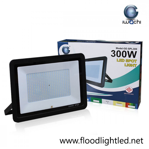 สปอร์ตไลท์ LED 300w รุ่นบาง ยี่ห้อ Iwachi (แสงส้ม)