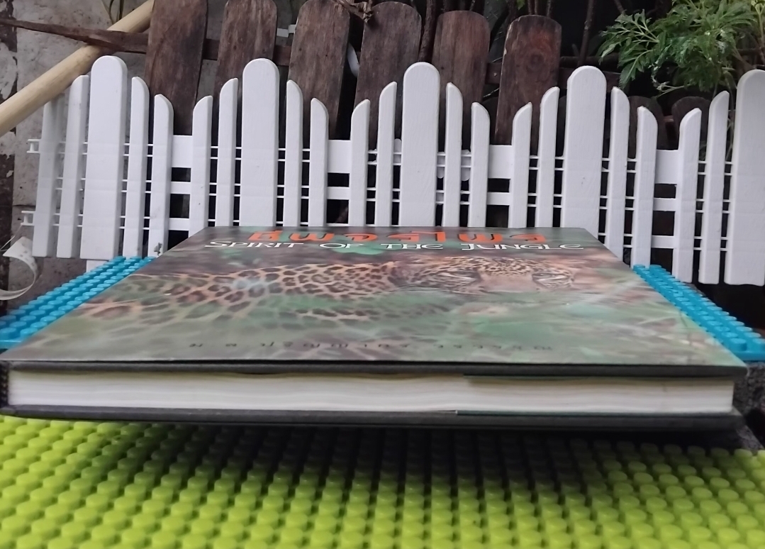 ชีพจรไพร SPIRIT OF THE JUNGLE โดย ม.ล.ปริญญากร วรวรรณ สารคดีภาพชีวิตสัตว์ป่า มือ1 ปกแข็งสภาพดี