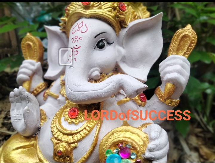 พระพิฆเนศ ปางรีนาโมจัน ปางปลดหนี้สร้างทรัพย์ หูใหญ่งวงใหญ่เรียกทรัพย์มหาศาลองค์สีม่วงอ่อน ทรงเครื่องสีทอง