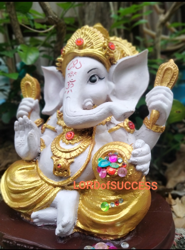 พระพิฆเนศ ปางรีนาโมจัน ปางปลดหนี้สร้างทรัพย์ หูใหญ่งวงใหญ่เรียกทรัพย์มหาศาลองค์สีม่วงอ่อน ทรงเครื่องสีทอง