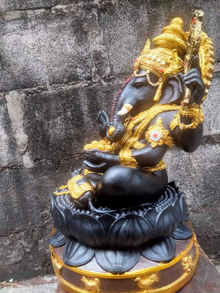 พระพิฆเนศองค์ดำ อภิมหาเศรษฐี ปางราหู ***ลงสีทองเครื่องทรงเต็มองค์ พร้อมประดับเพชรพลอย