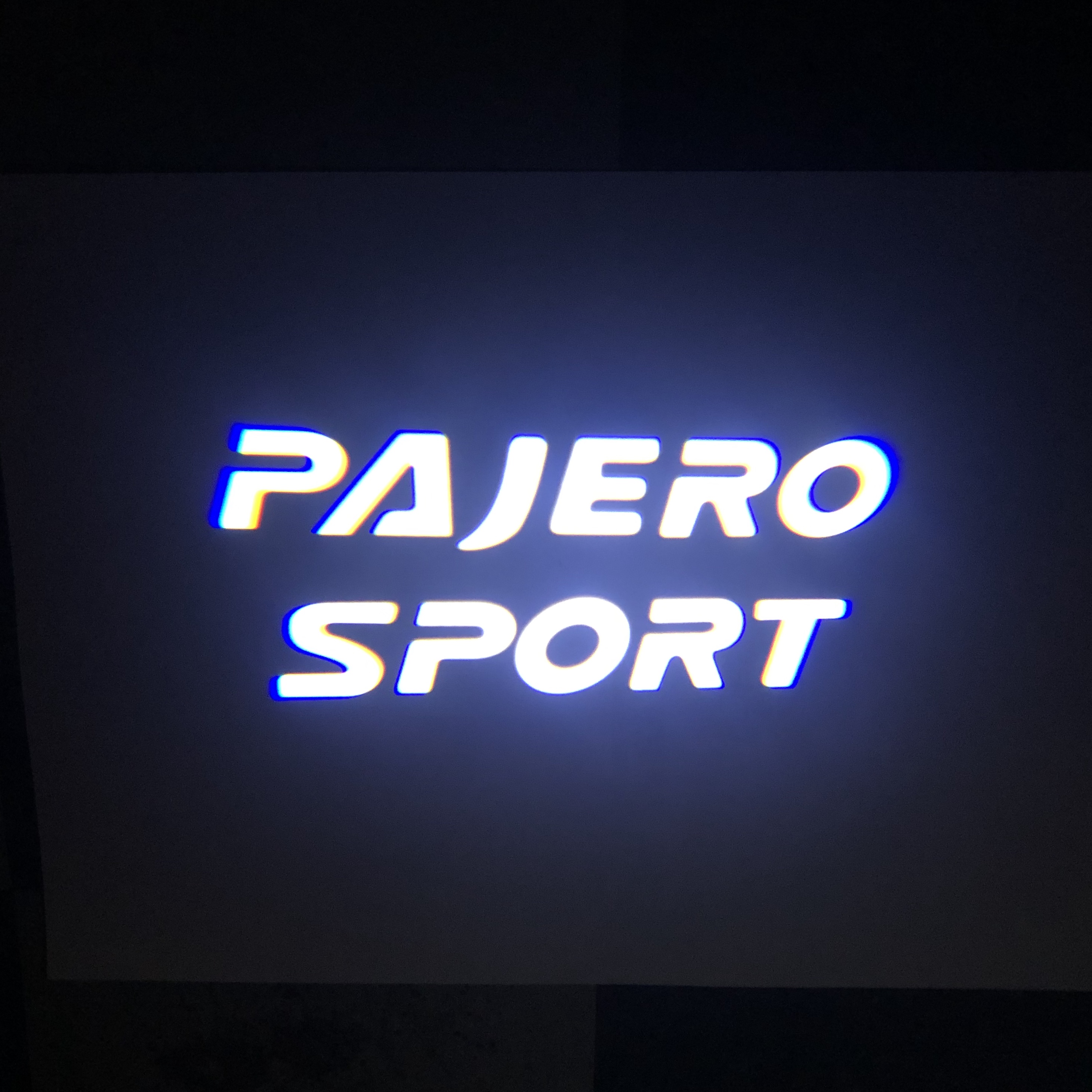 ไฟส่องประตู Pajero Sport (ตัวหนังสือ สีขาว)