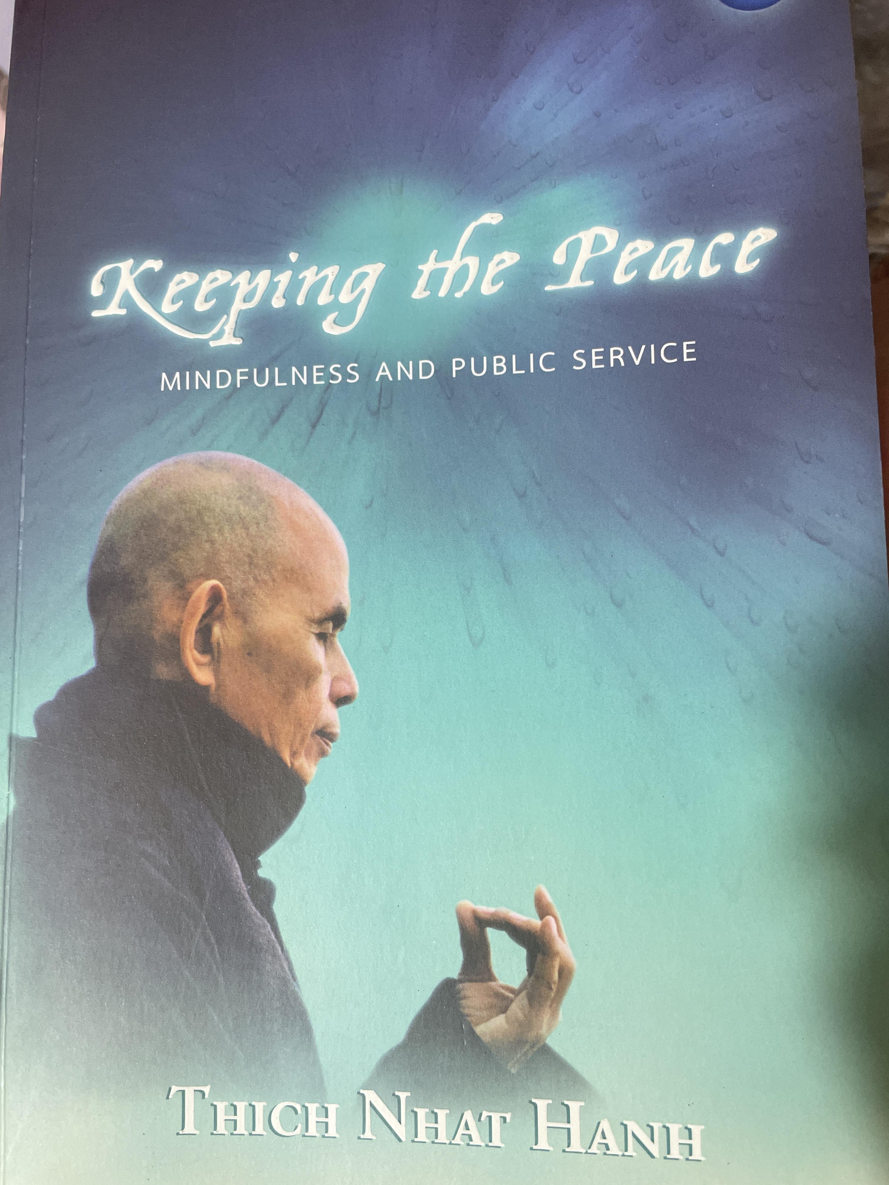 Keeping the Peace. Mindfulness and Public Service. โดย Thich Nhat Hanh 400 กรัม