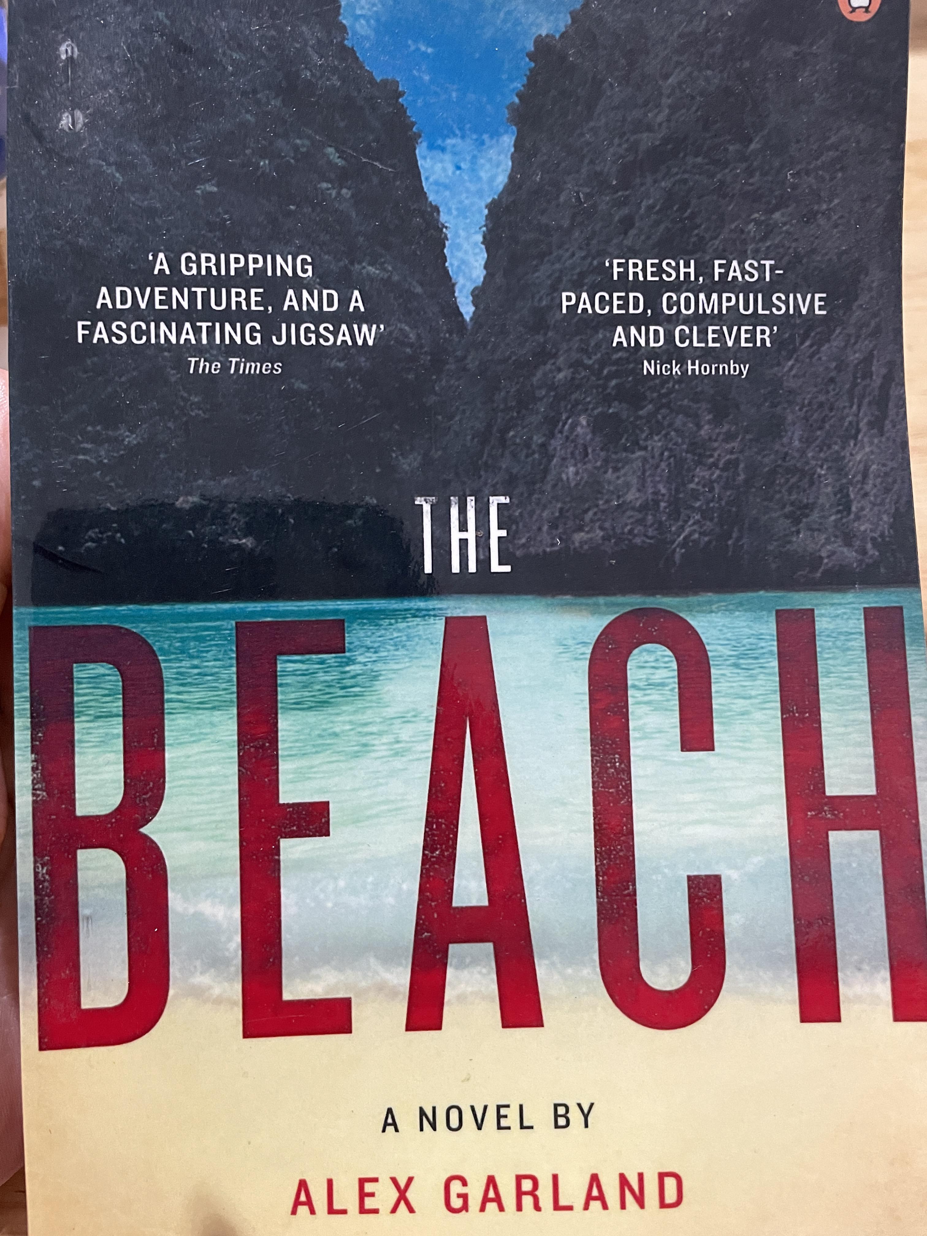 THE. BEACH. A. GRIPPING ADVENTURE AND. A. FASCINATING JIGSAW. FRESH , FAST-PACED. COMPULSIVE. AND CLEVER A NOVEL BY. ALEX GARLAND 0 กก.