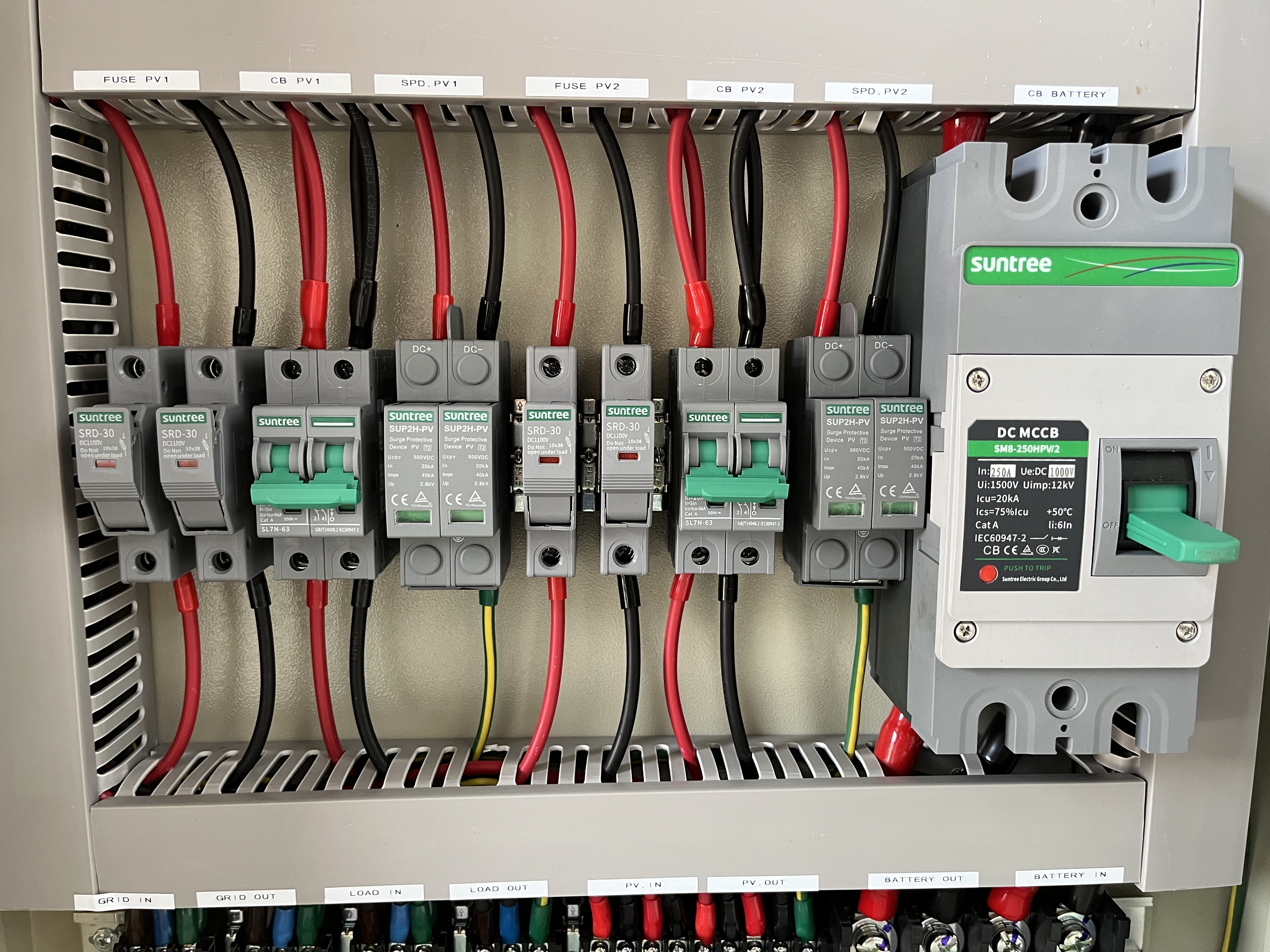 ตู้ไฟสำเร็จ Combiner Box On/Off grid ตู้อลูมิเนียมไม่เป็นสนิม แบรนด์ SolarCellDIY สำหรับขนาด 5kW-10kW 2String (1Phase) อุปกรณ์Suntree