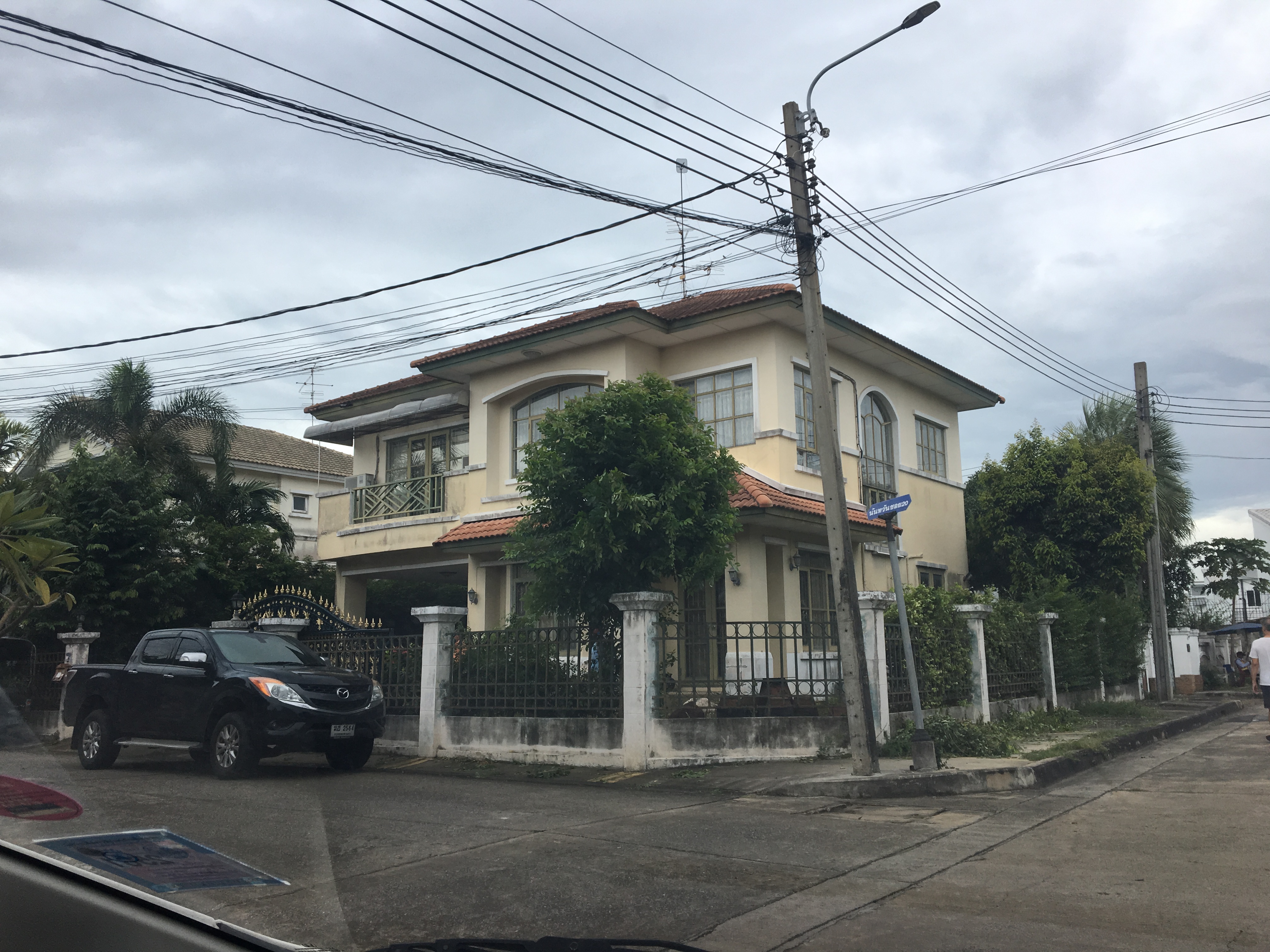 หมู่บ้าน นันทวัน-กาญจนาภิษก 79ตรว. 3นอน3น้ำ 1ห้องรับแขก 1ห้องโถง 1ห้องครัว ที่จอดรถ 2คัน โครงการติดถนนกาญจนภิเษก ระบบรักษาความปลอดภัย 24 ชม.