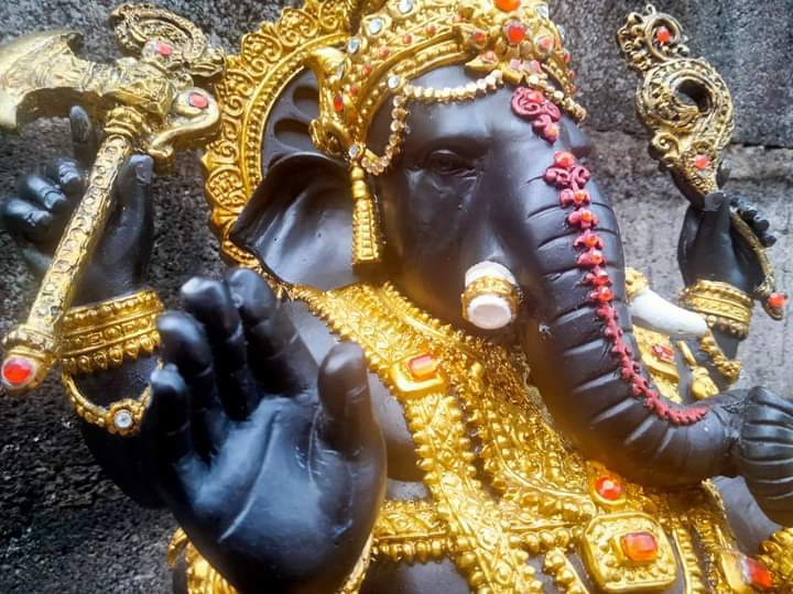 พระพิฆเนศองค์ดำ อภิมหาเศรษฐี ปางราหู ***ลงสีทองเครื่องทรงเต็มองค์ พร้อมประดับเพชรพลอย