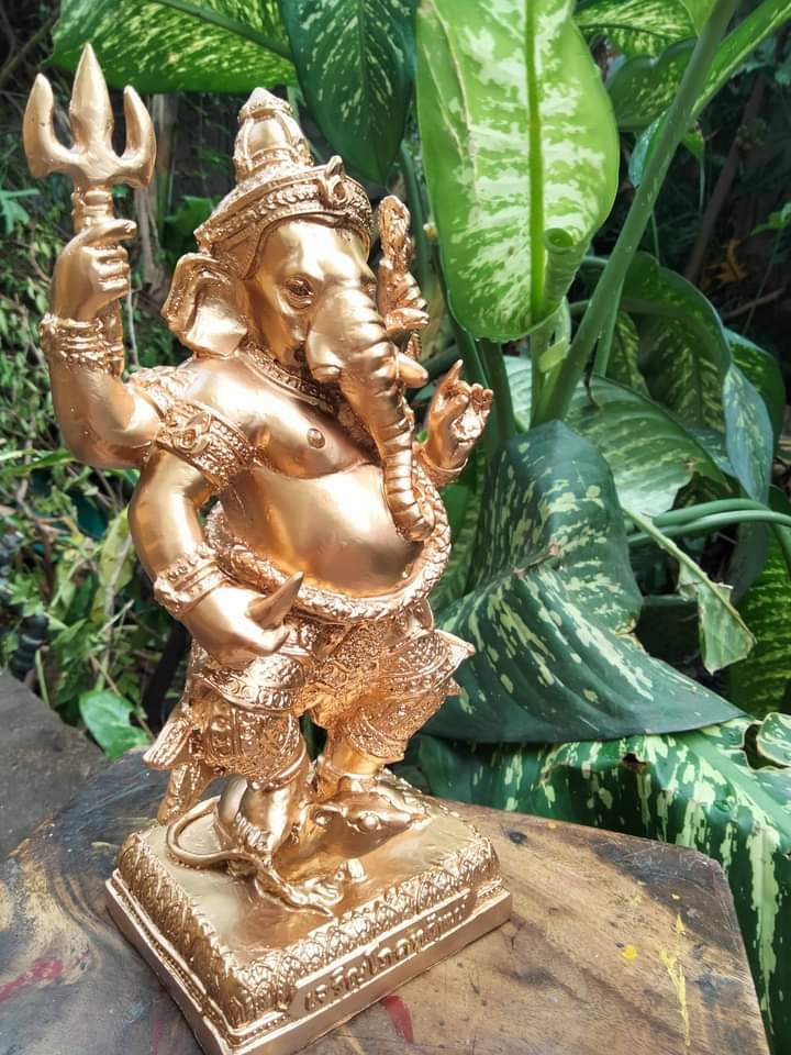 พระพิฆเนศร ปางเจริญโภคทรัพย์ องค์สีทองคำอำพัน ยิ่งเสริมอำนาจและบารมีครับ...