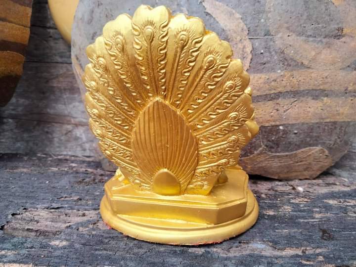 (งานสีใหม่)พระพิฆเนศองค์สีทองประทับคู่นกยูง เสริมความสำเร็จด้านความรัก ความสัมพันธ์และมิตรภาพที่ยั่งยืน...!!!