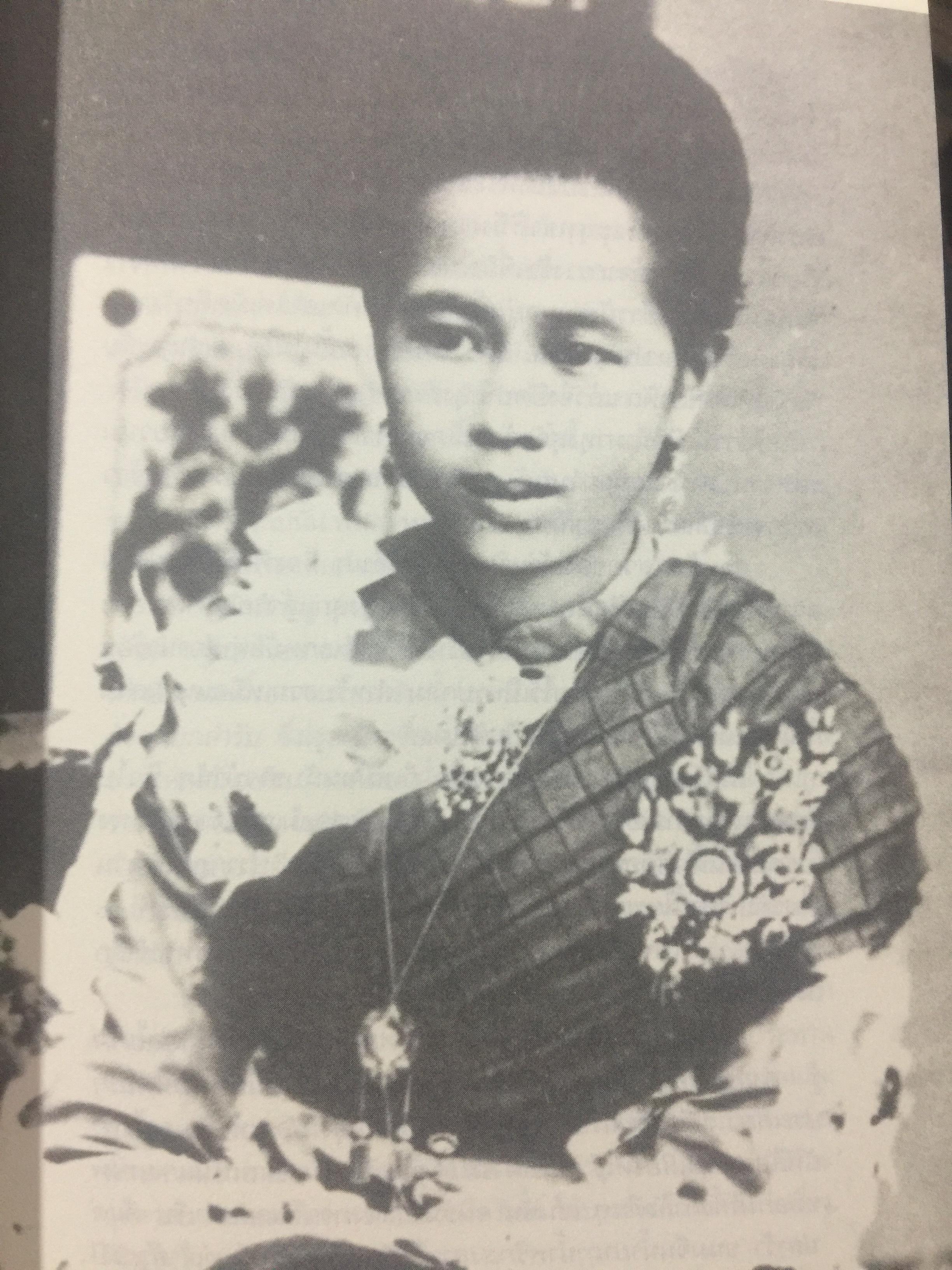 หอมติดกระดาษ. เล่าเรื่องชีวิตสาวชาววัง. ผู้เขียน ศันสนีย์ วีระศิลป์ชัย เป็นหนังสือศิลปวัฒนธรรมฉบับพิเศษ 0 กก.