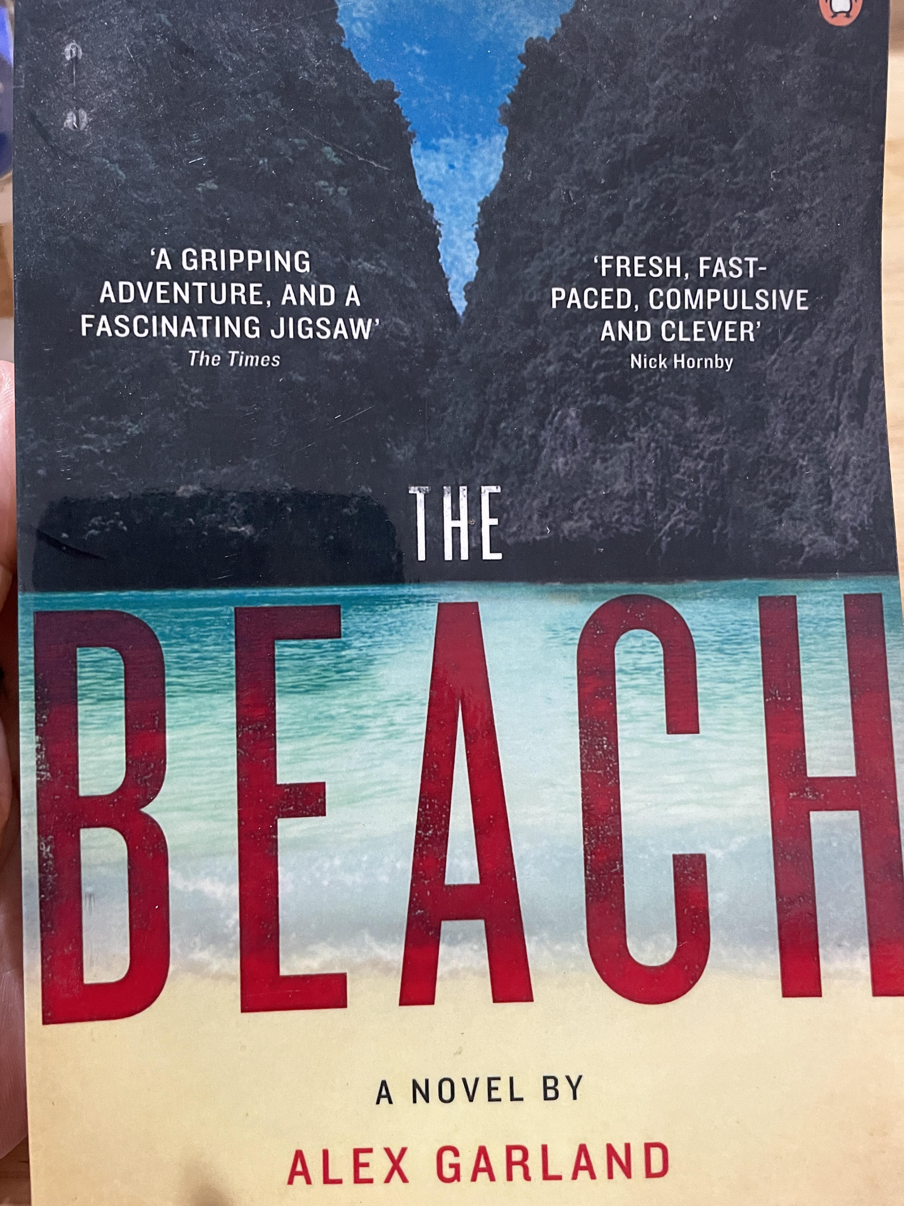 THE. BEACH. A. GRIPPING ADVENTURE AND. A. FASCINATING JIGSAW. FRESH , FAST-PACED. COMPULSIVE. AND CLEVER A NOVEL BY. ALEX GARLAND 0 กก.