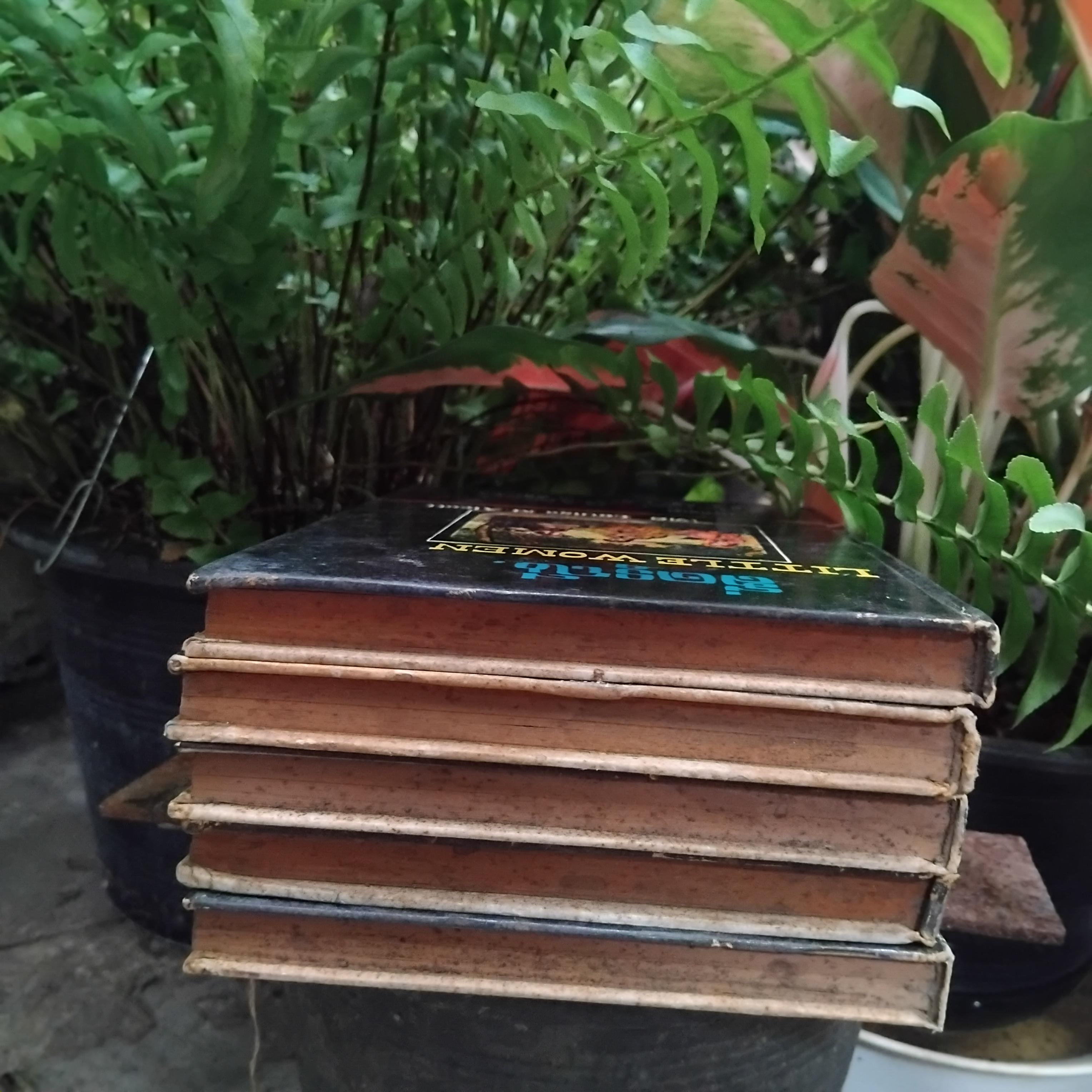 สี่ดรุณี LITTLE WOMEN โดย Louisa M. Aleott แปลโดย ประเวศ ศรีพิพัฒน์ พิมพ์ปี 2515 มือ1 ปกแข็ง พิมพ์นี้หายากมากๆครับ