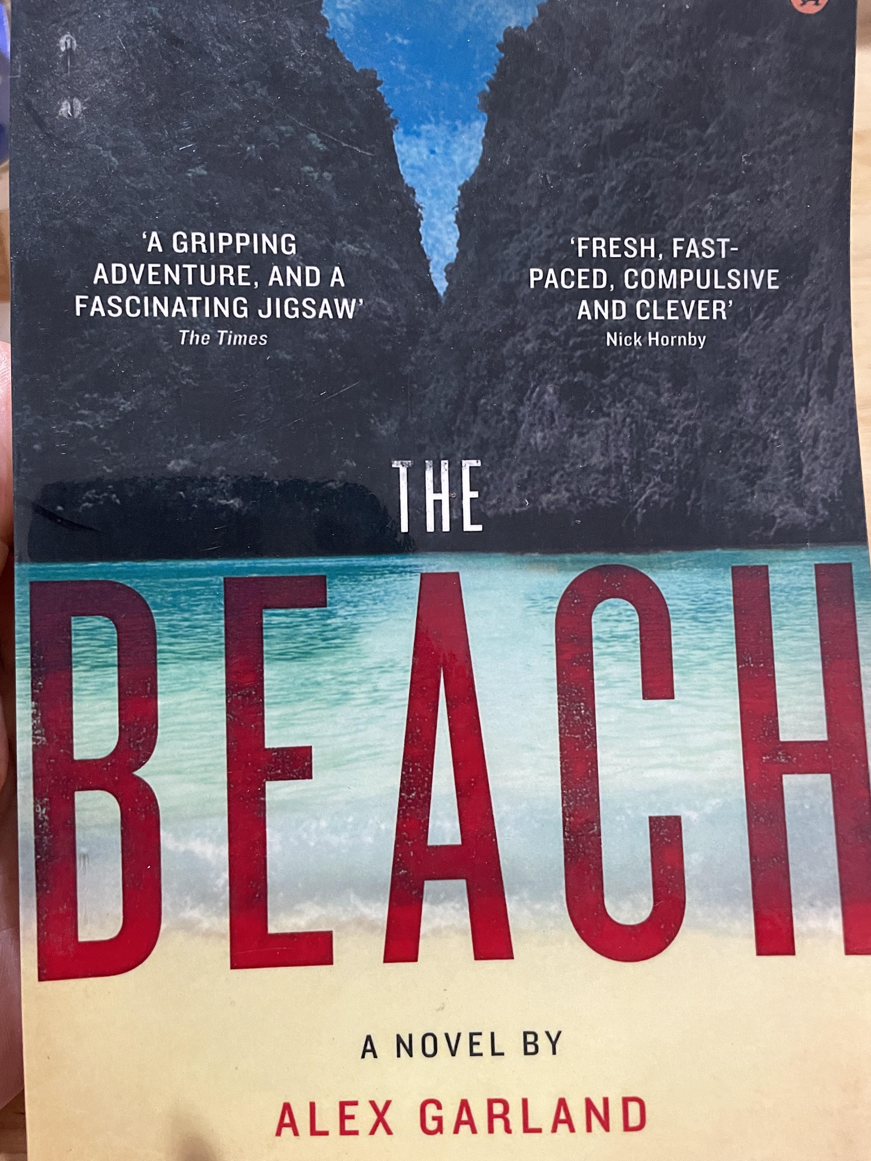 THE. BEACH. A. GRIPPING ADVENTURE AND. A. FASCINATING JIGSAW. FRESH , FAST-PACED. COMPULSIVE. AND CLEVER A NOVEL BY. ALEX GARLAND 0 กก.