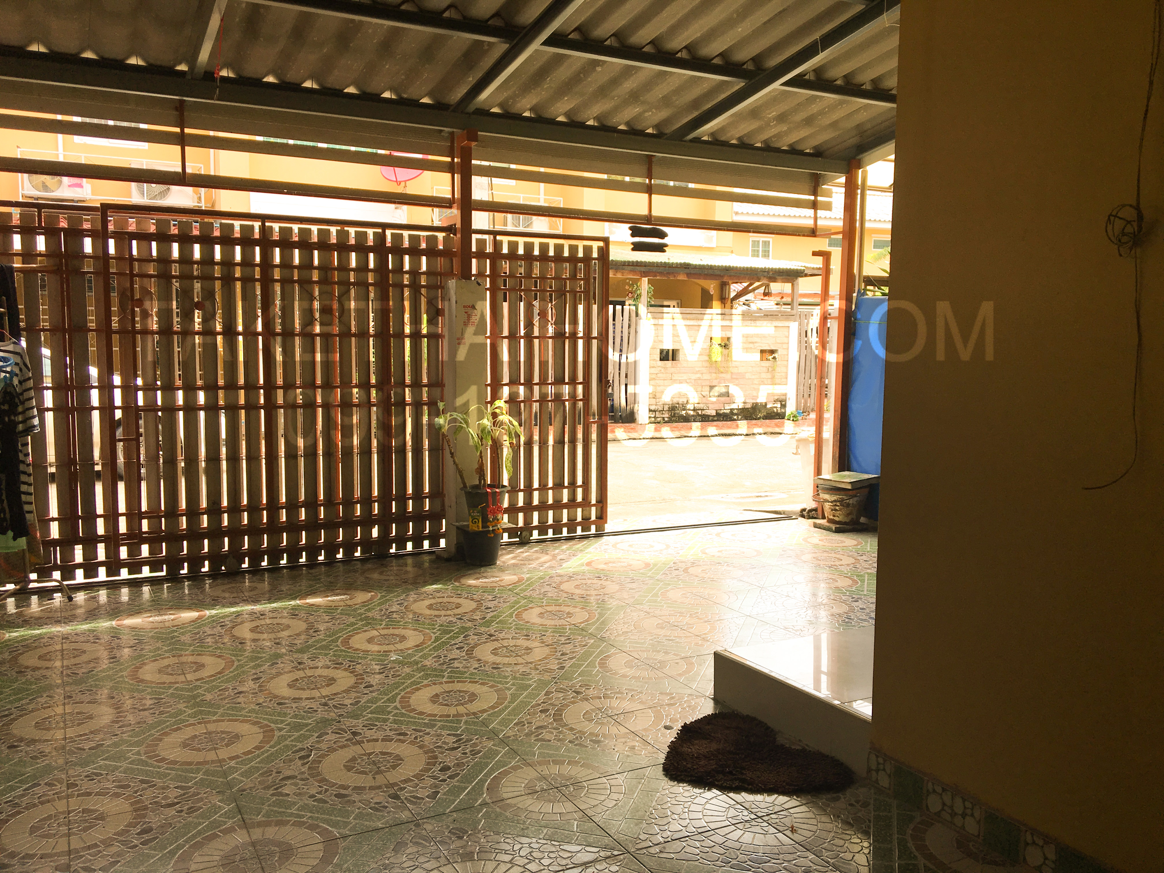 บ้านบัวทองธานี 9 ทาวน์เฮ้าส์ 2ชั้น 21.4 ตรม. 3 นอน 2 น้ำ ต.บางรักพัฒนา อ.บางบัวทอง จ.นนทบุรี ถนน กาญจนาภิเษก-จันทองเอี่ยม-บางกรวยไทรน้อย ใกล้รถไฟฟ้าสายสีม่วงเพียง 2.8กม. ใกล้เซ็นทรัลเวสต์เกต 3.2กม. Baan BuaThong Thanee 9