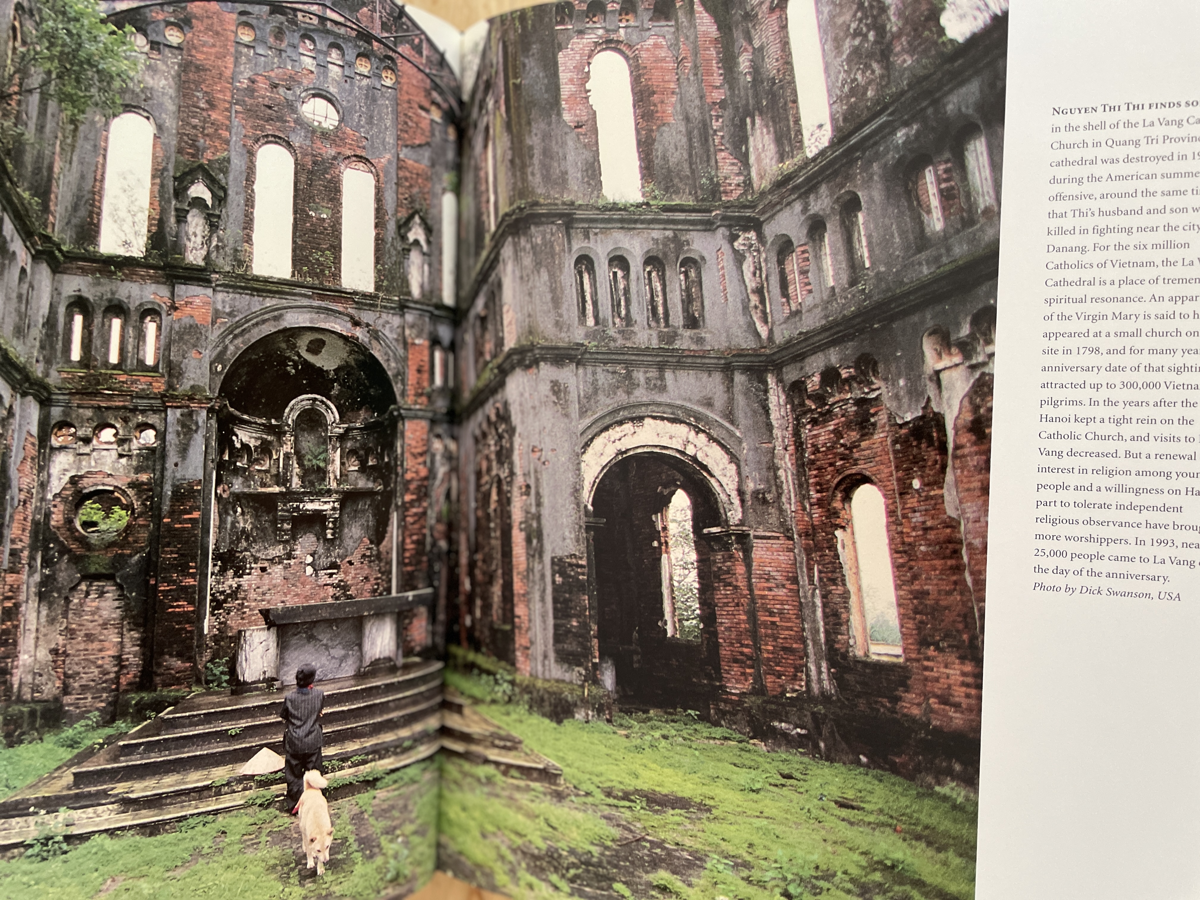 PASSAGE TO. VIETNAM. THROUGH THE. EYES OF SEVENTY PHOTOGRAPHERS. 0 กก.