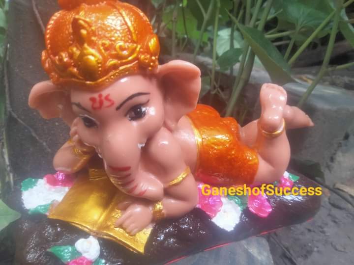 พระพิฆเนศเบบี้ ปางทรงอักษร ศึกษาอ่านตำรา เหมาะสำหรับผู้มีสติปัญญาหรือผู้ที่มีลูกน้องใต้บังคับบัญชา บูชาแล้วดี