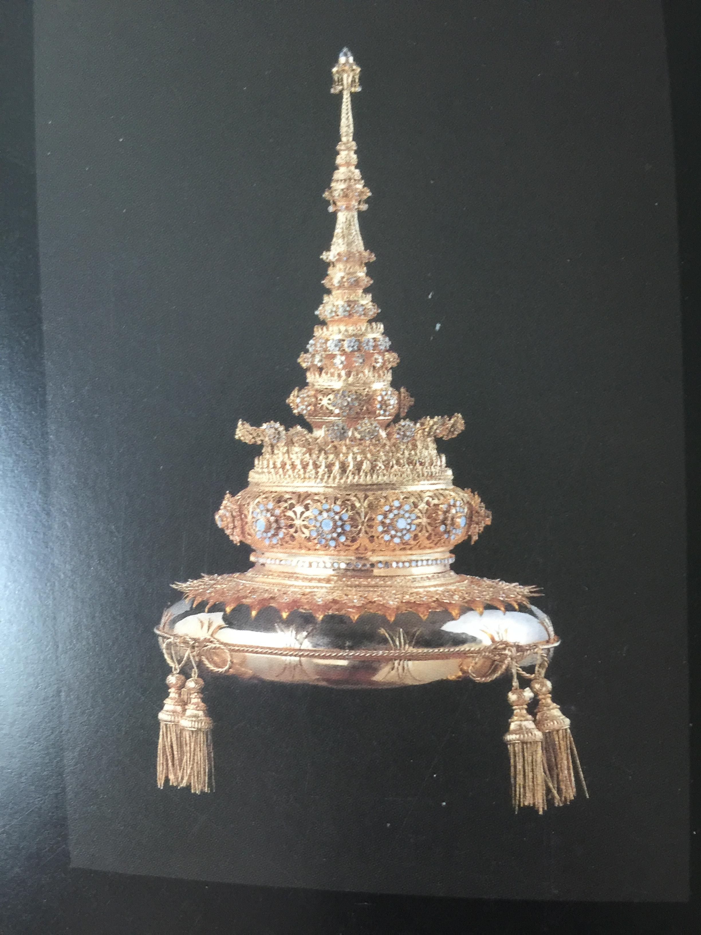 จุฬา 75 ปี. ทำเนียบนิสิตเก่าจุฬาลงกรณ์มหาวิทยาลัย. 6,500 กรัม