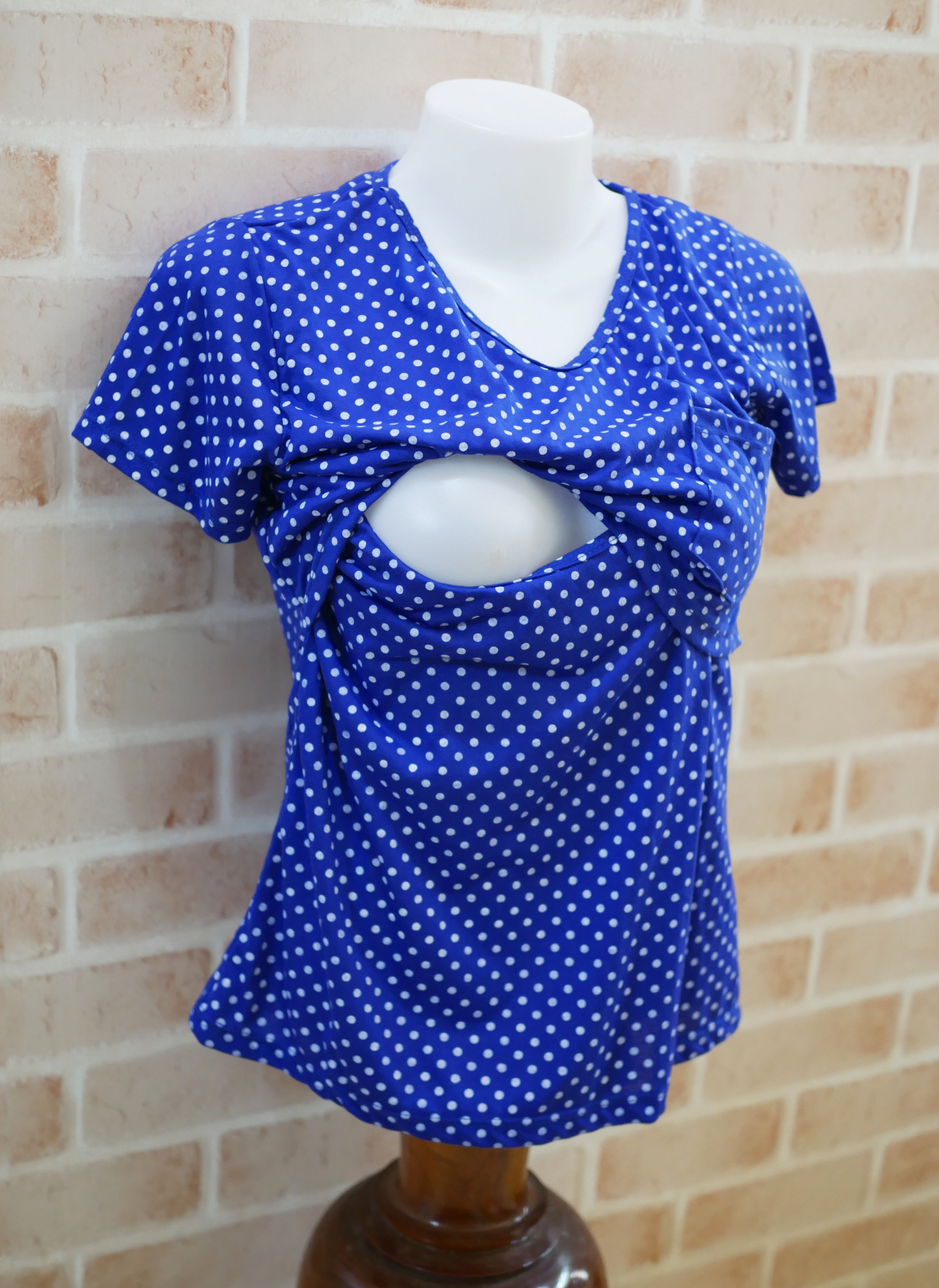 TS04_[Size-S-สีน้ำเงินลายจุด]_เสื้อยืดให้นม-แบบเปิดหน้าคอวีมีกระเป๋า