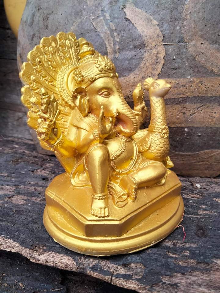(งานสีใหม่)พระพิฆเนศองค์สีทองประทับคู่นกยูง เสริมความสำเร็จด้านความรัก ความสัมพันธ์และมิตรภาพที่ยั่งยืน...!!!