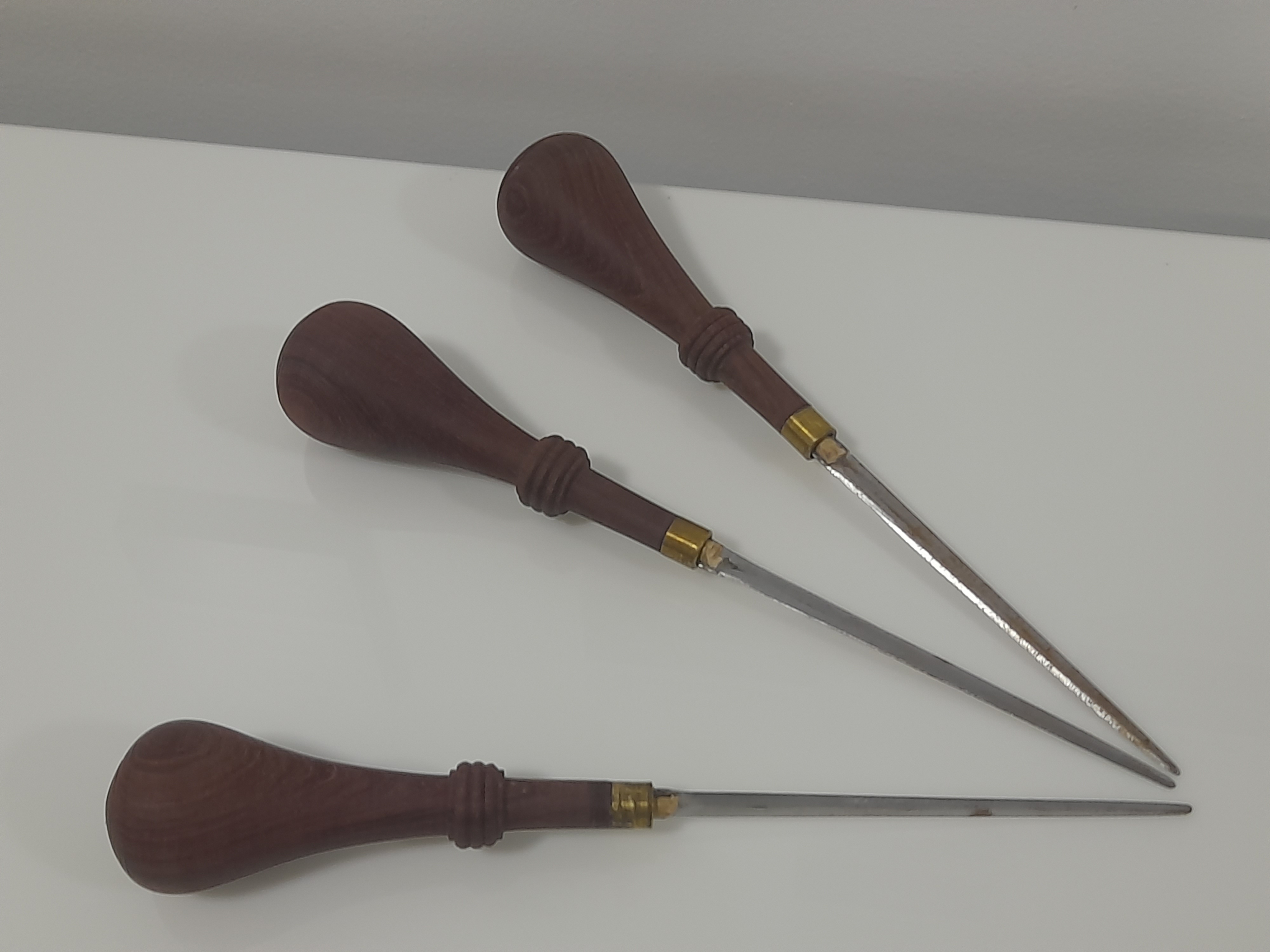 มีดแทงหยวก ผลิตโดยช่างที่มีประสบการณ์กว่า 15 ปี จับถนัด ใบมีดอย่างดี ด้ามไม้ทำจากไม้แท้ไม่จกตา