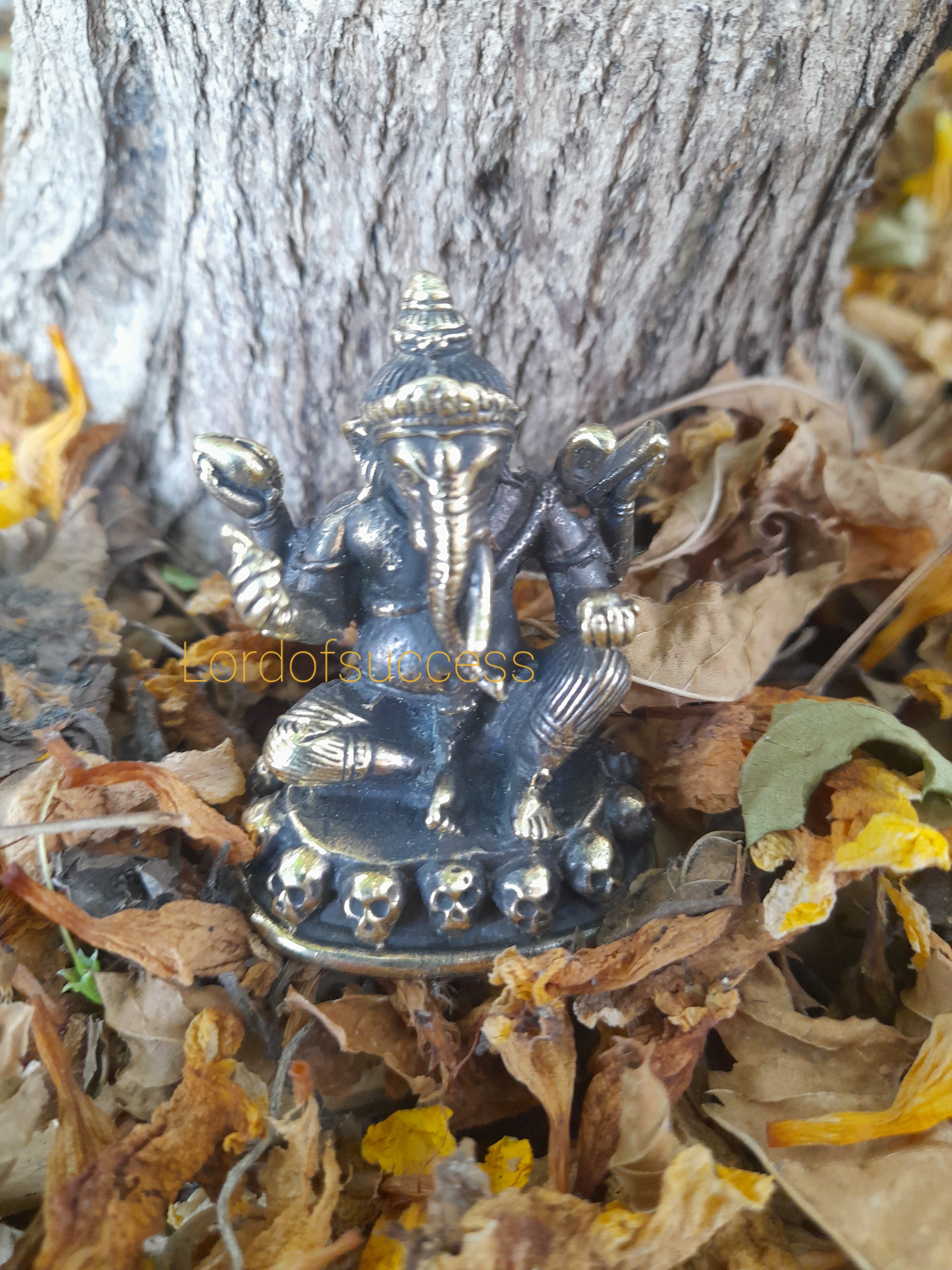 พระพิฆเนศทองเหลือง ประทับบนหัวกระโหลก อำนาจเหนือภูติ ผี ปีศาจ