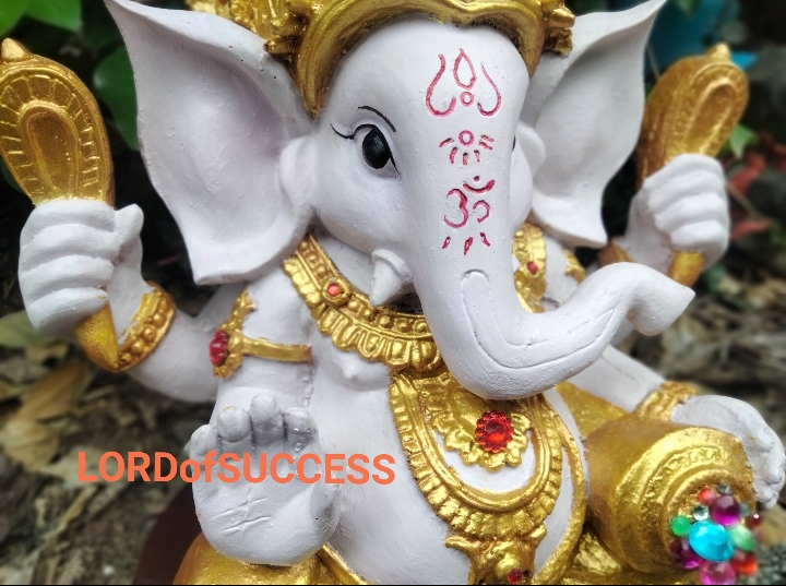 พระพิฆเนศ ปางรีนาโมจัน ปางปลดหนี้สร้างทรัพย์ หูใหญ่งวงใหญ่เรียกทรัพย์มหาศาลองค์สีม่วงอ่อน ทรงเครื่องสีทอง