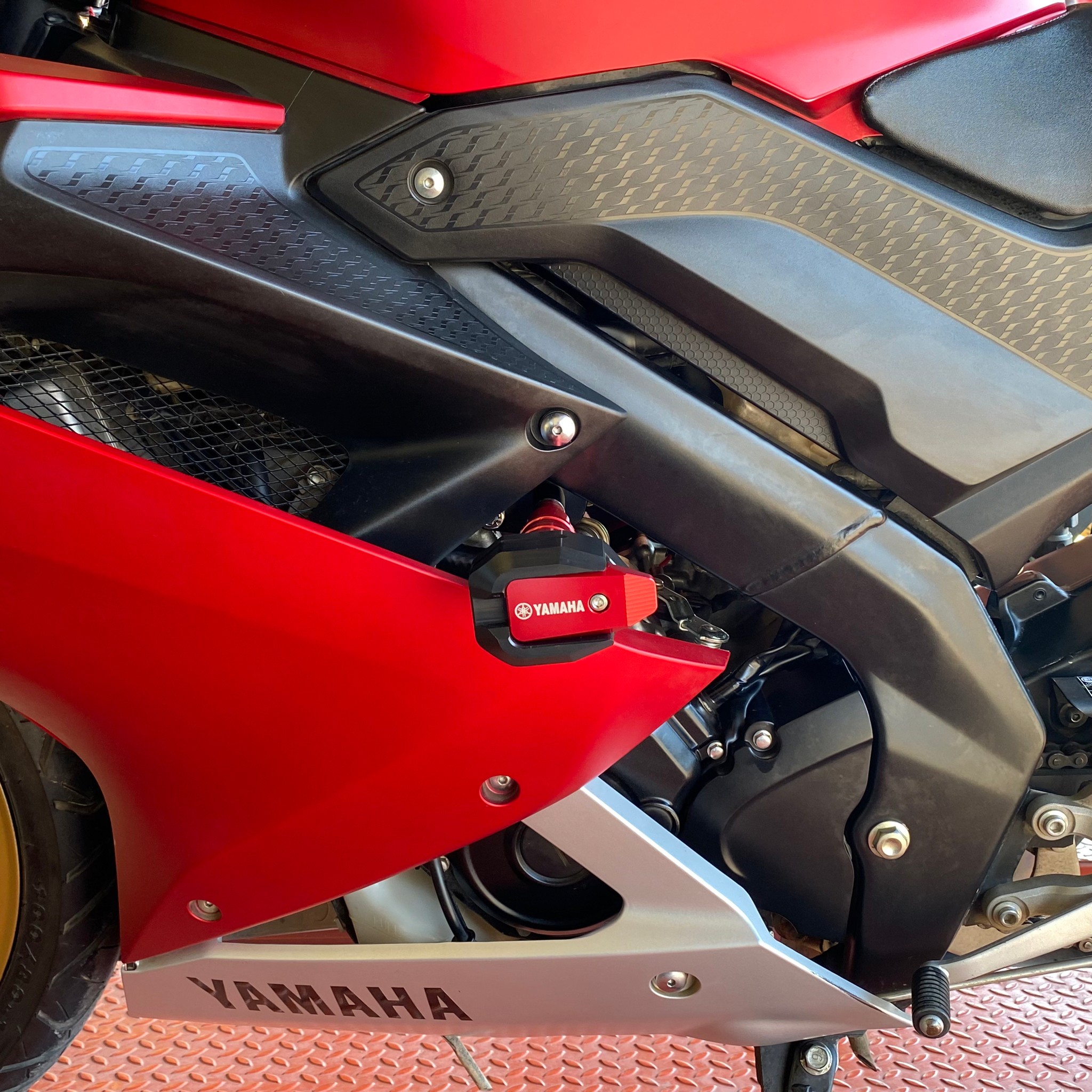 กันล้มข้างเครื่อง YAMAHA R15 V3 ปี2017-2020 งานCNCแข็งแรงทนทาน