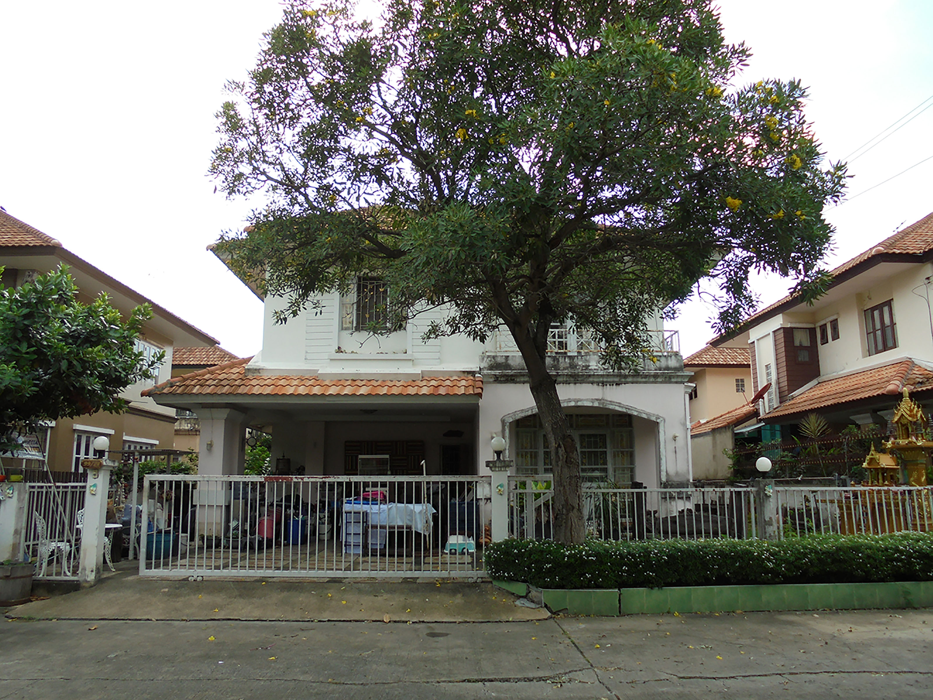 หมู่บ้านศิลปการพาร์ค1-บ้านกล้วย 61.6 ตร.ว.หน้าบ้านไม่ชนใคร เป็นส่วนตัว ติดสวนบรรยากาศดี 3นอน 3น้ำ 1ห้องครัว 1ห้องรับแขก 1ที่จอดรถ ห่างจากถนน กาญจนาภิเษก 2 กม. ใกล้รถไฟฟ้าสายสีม่วง