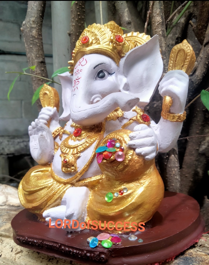 พระพิฆเนศ ปางรีนาโมจัน ปางปลดหนี้สร้างทรัพย์ หูใหญ่งวงใหญ่เรียกทรัพย์มหาศาลองค์สีม่วงอ่อน ทรงเครื่องสีทอง
