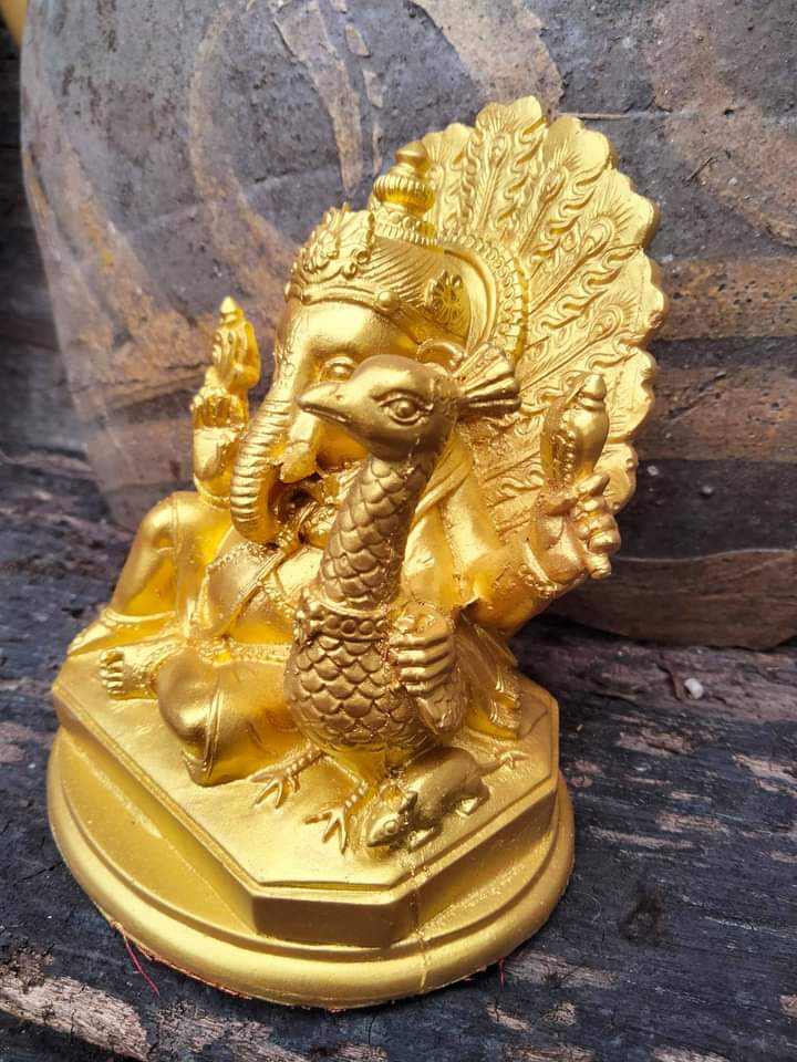 (งานสีใหม่)พระพิฆเนศองค์สีทองประทับคู่นกยูง เสริมความสำเร็จด้านความรัก ความสัมพันธ์และมิตรภาพที่ยั่งยืน...!!!