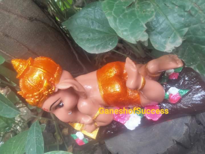 พระพิฆเนศเบบี้ ปางทรงอักษร ศึกษาอ่านตำรา เหมาะสำหรับผู้มีสติปัญญาหรือผู้ที่มีลูกน้องใต้บังคับบัญชา บูชาแล้วดี