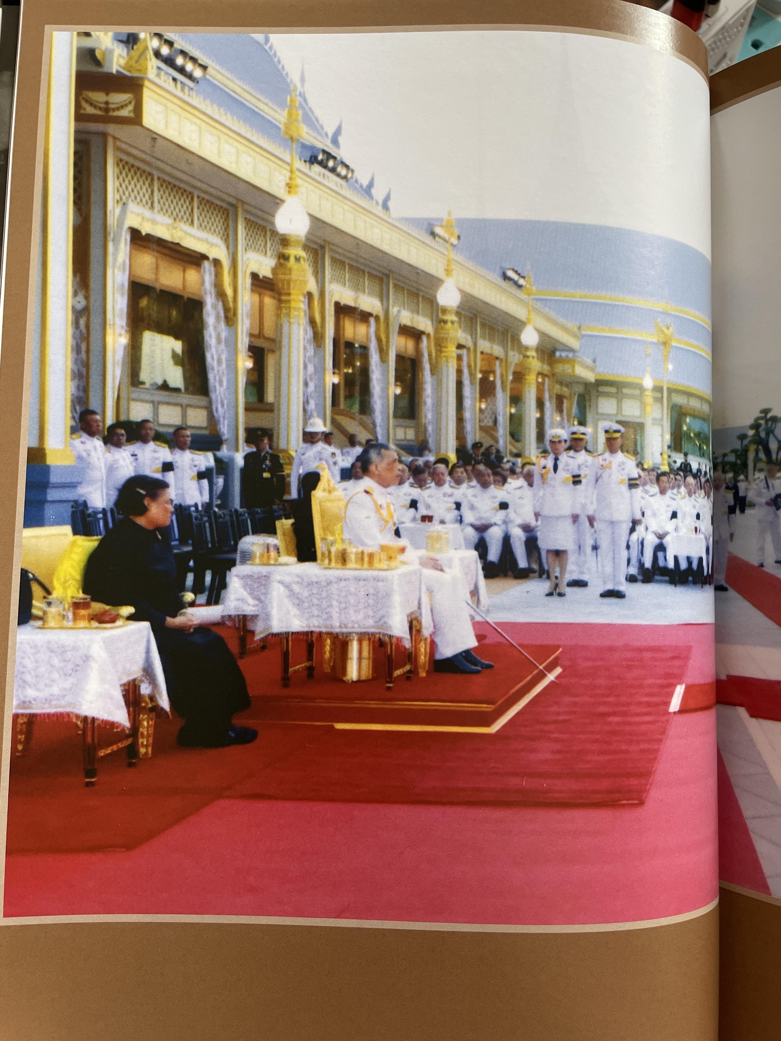 นบพระภูมิบาล สมุดประชุมภาพงานออกพระเมรุมาศ รัชกาลที่ 9 เดือนตุลาคม พุทธศักราช 2560 ศิลปวัฒนธรรม 3,500 กรัม
