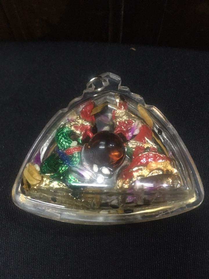 กรอบพญานาคในน้ำมันจันทร์ 2 องค์ ใหญ่