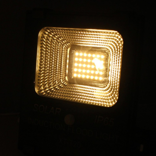 สปอร์ตไลท์ LED โซล่าเซลล์ 30w ยี่ห้อ Iwachi (แสงส้ม)