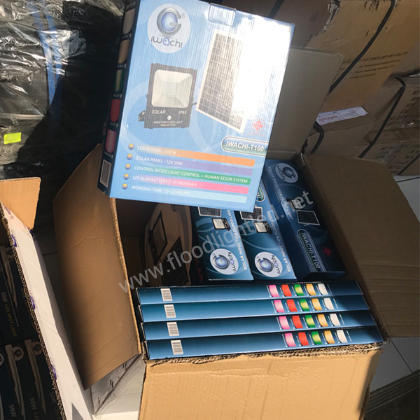 สปอร์ตไลท์ LED โซล่าเซลล์ 100w ยี่ห้อ Iwachi (แสงขาว)