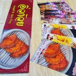 ป้ายไวนิลหน้าร้านและสติ๊กเกอร์เมนูอาหาร: เครื่องมือสื่อสารรสชาติที่ทำให้ร้านดูมีชีวิต