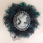 เข็มกลัดวินเทจ เรซิ่น หรือกิ๊บติดผม ประดับขนนก สีดำเขียว Vintage Cameo Pin Brooch or Hair Clip