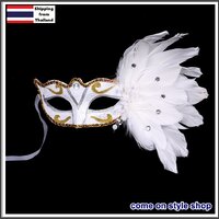 หน้ากากแฟนซีประดับขนนกแท้ หน้ากากปาร์ตี้ ออกงาน การแสดง งานคุณภาพ Fancy masquerade party with feather mask (สีขาว) M242WH