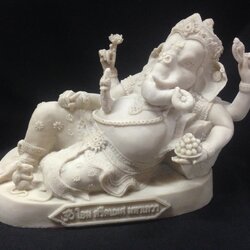 พระพิฆเนศปางนอนเสวยสุข 4 กร เนื้อเรซิ่น สีขาวล้วน