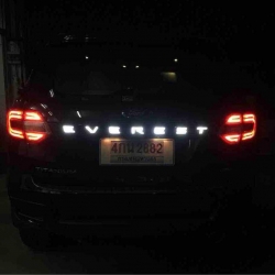 คาดท้ายแบบมีไฟ LED Everest (ขาว-แดง)