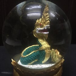 พญานาคในลูกแก้วพร้อมผงทอง