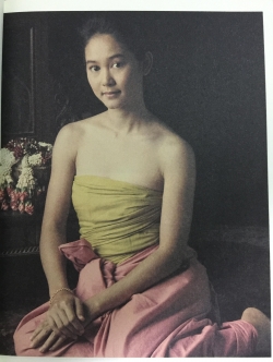 ย้อนรอยสี่แผ่นดิน. คำนิยมโดย รศ.ธงทอง จันทรางศุ 400 กรัม