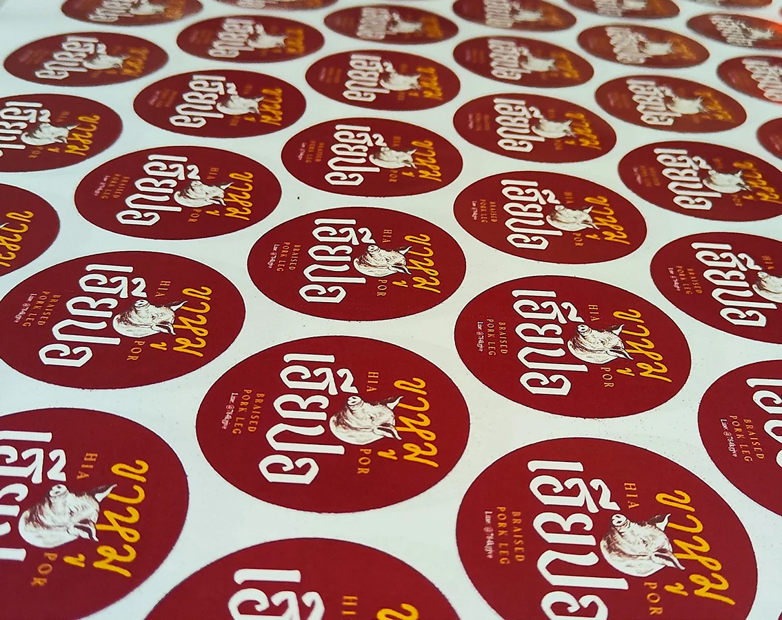 สติ๊กเกอร์ฉลากสินค้าทรงกลมสีแดงติดบนฝาอาหารและถุงบรรจุภัณฑ์