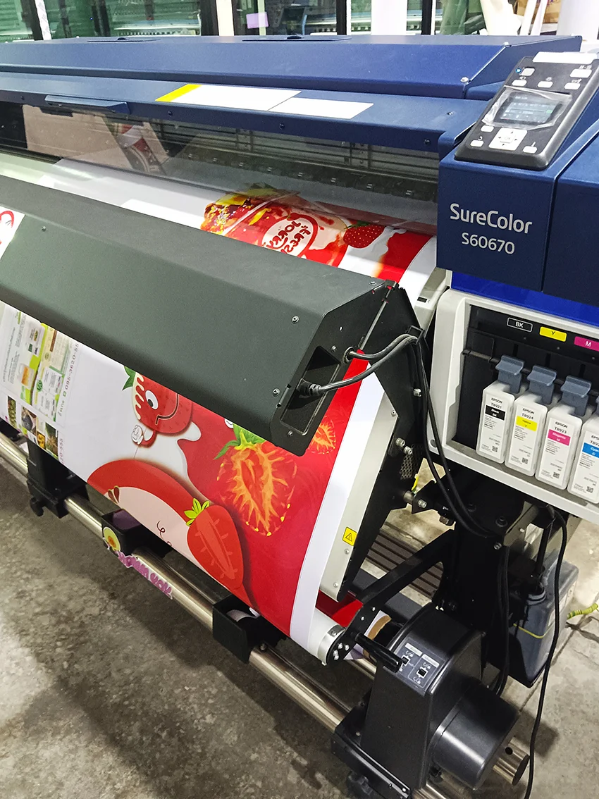 เครื่องพิมพ์ Epson SureColor กำลังพิมพ์สติ๊กเกอร์สีสดสำหรับงานติดพีพีบอร์ดไดคัท