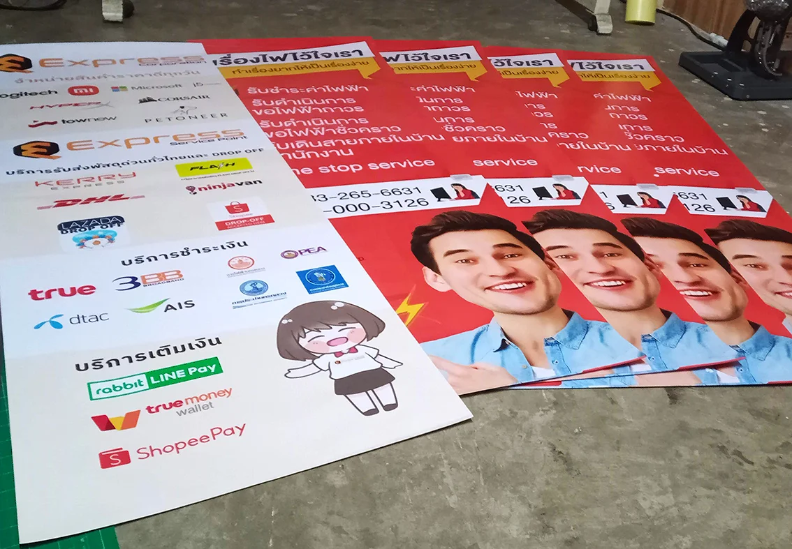 ป้ายธงญี่ปุ่นหน้าร้านบริการรับส่งพัสดุ