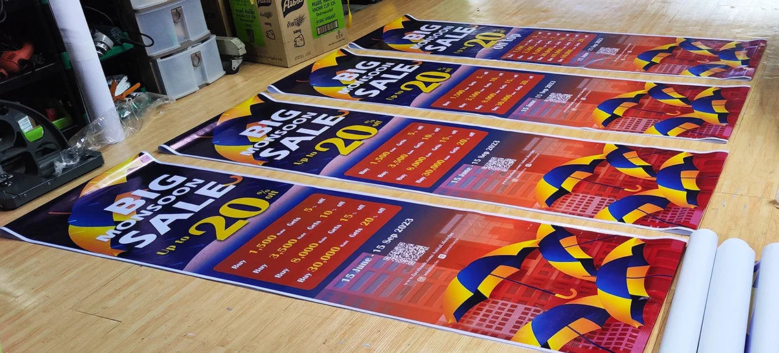 ป้ายธงญี่ปุ่นโปรโมชั่นหน้าฝนตั้งหน้าร้านเพื่อกระตุ้นยอดขายช่วงลูกค้าน้อย